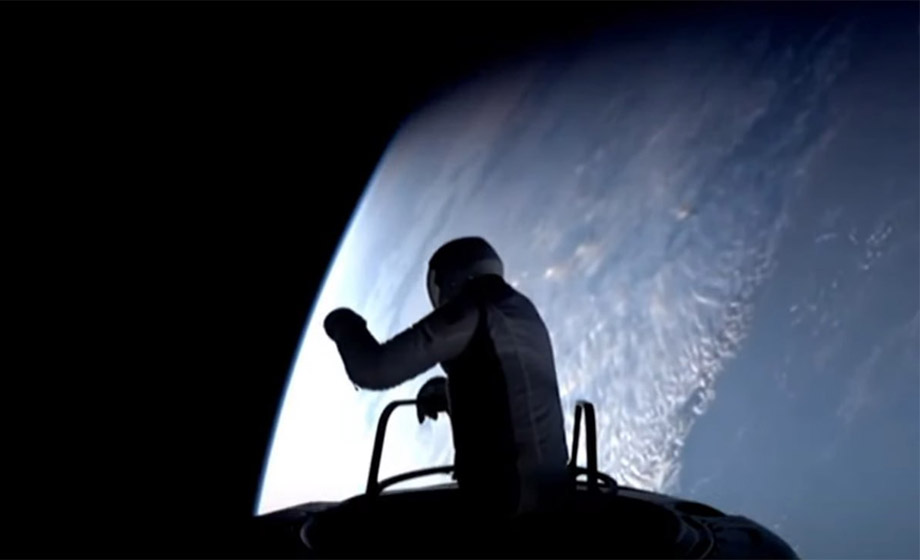 Första kommersiella rymdpromenaden