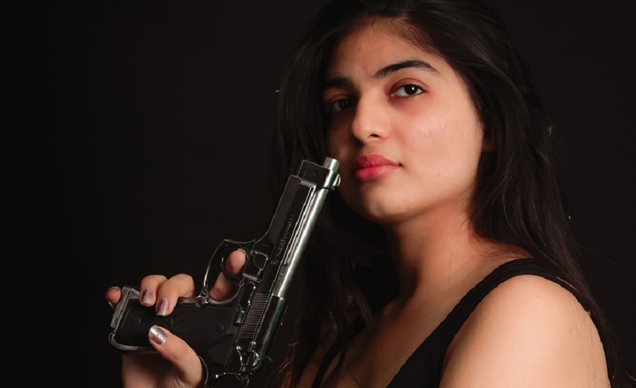 Alltfler kvinnor döms för vapenbrott