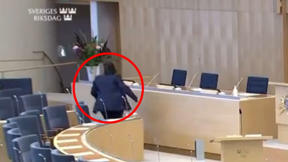 VIDEO: Här flyr utrikesministern undan attack från Gaza-mobben