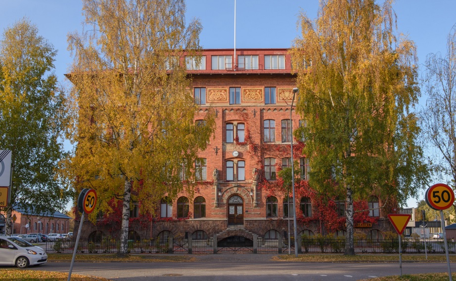 Skola sätter in väktare efter attacker mot lärare