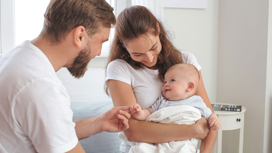 Barnafödandet rekordlågt i Sverige – klimat- och krigsskrämsel får många att avstå