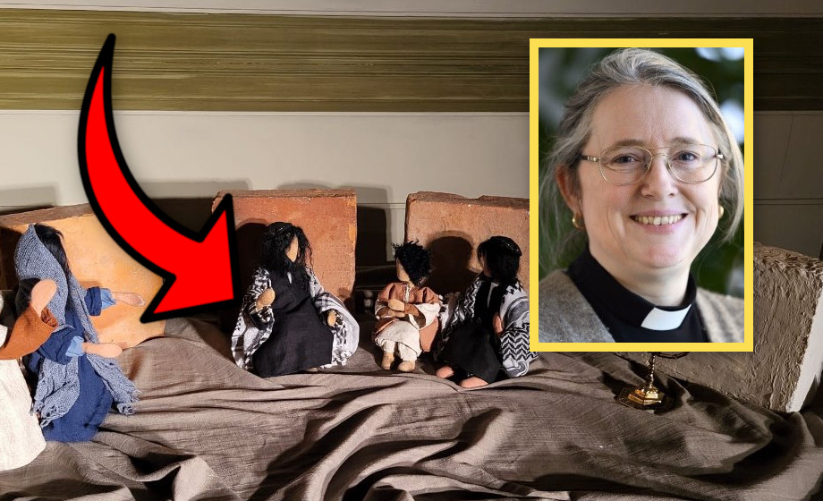 Prästen förklarar Palestinasjalarna på figurerna i ”julkrubban”